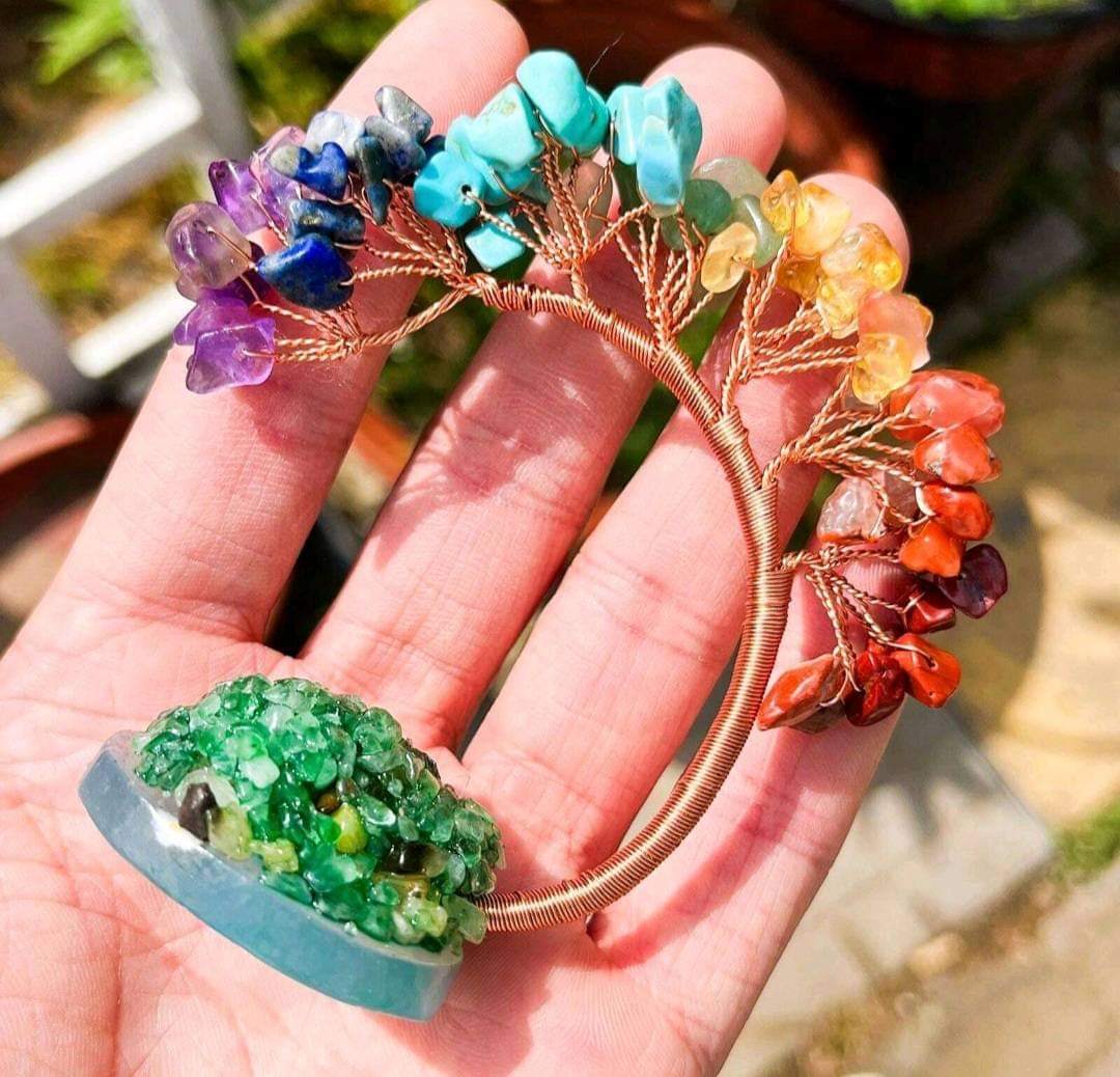 arbre de vie en pierres naturelles des 7 chakras