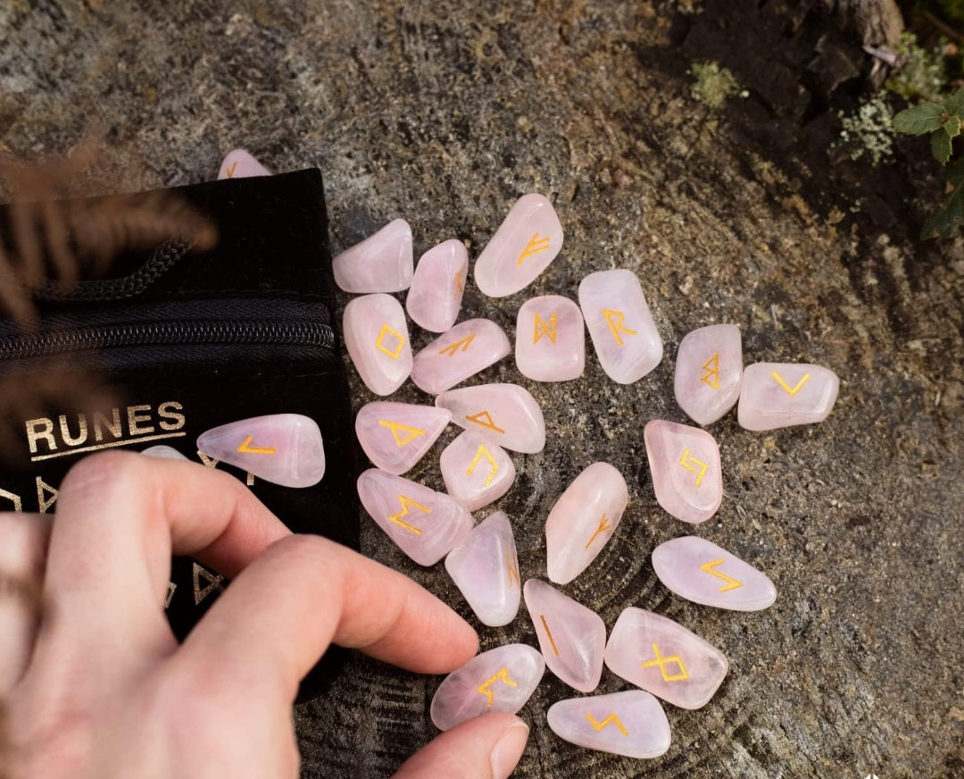 Runes en quartz rose